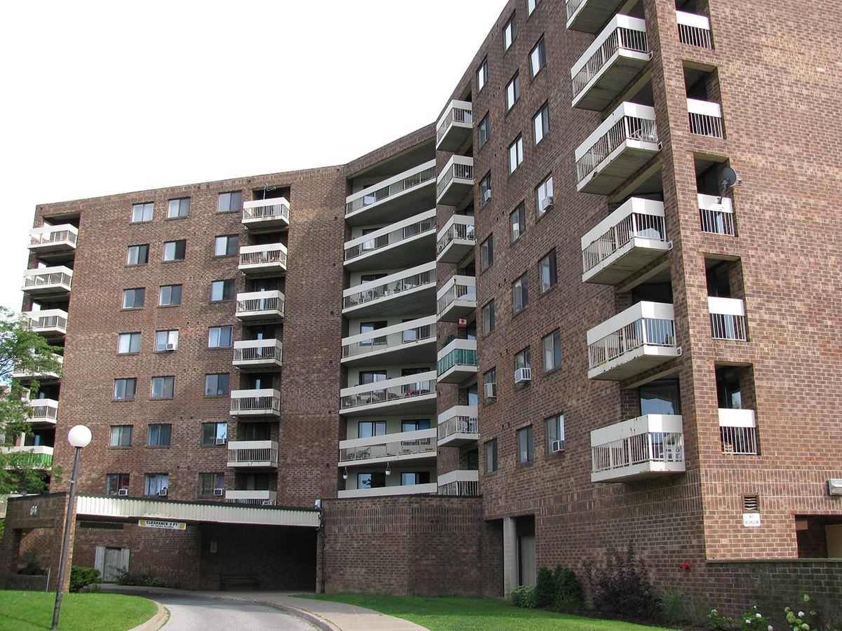 Mid-rise rental apartment building in Niagara